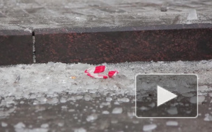 Кусок фасада едва не придавил прохожих на Вознесенском