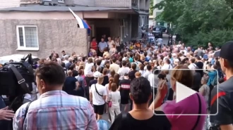 Десятки петербуржцев пришли на встречу муниципалов поддержать обращение к Беглову по реновации