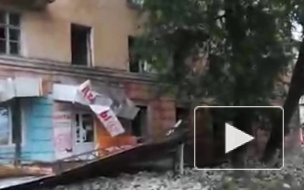 Видео из Саратова: На тротуар обрушилась крыша и фасад дома
