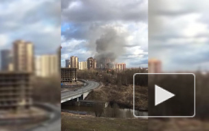 На Советском проспекте в Санкт-Петербурге бушует пожар