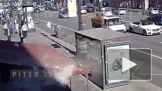 Момент падения глыбы с дома Чадаева на Невском попал на видео