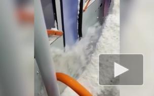 В Новосибирске по пути салон трамвая засыпало снегом