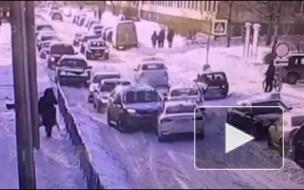 Водитель устроил ДТП на Долгоозерной и решил "размяться" на проезжей части