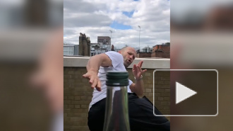 #bottlecapchallenge: спортсмены в Сети открывают бутылки "с вертушки"