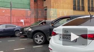 На Новгородской улице образовался 5-балльный затор из-за ДТП с такси