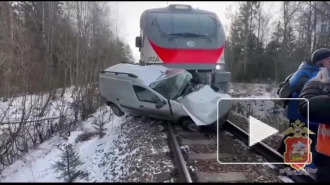 Электричка снесла "Ладу" в подмосковной Дубне, есть погибший