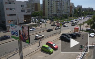 В Самаре автомобиль сбил на тротуаре женщину с ребенком