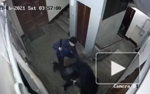 Полицейские задержали подозреваемых в нападении на мужчину в подъезде в Московском районе