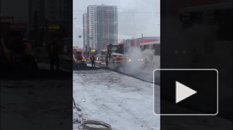 Видео: на Ириновском проспекте поверх снега кладут асфальт