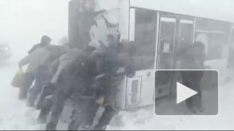 Видео из Южно-Сахалинска: В регионе из-за снежной бури введен режим ЧС