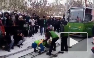 "... и на скаку коня остановит": Оксана Кошелева установила мировой рекорд, сдвинув руками трамвай в 20-градусный мороз