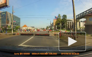 Велосипедист на полной скорости влетел в шлагбаум на переезде