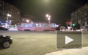 В Петербурге пассажирам пришлось толкать трамвай, чтобы завести его