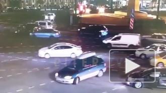 Ночное ДТП на площади Восстания попало на видео 