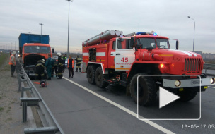 Жуткие фото: в Петербурге в легковушку на скорости въехал "пухтовоз"