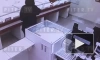 Трое грабителей похитили товар из ювелирного магазина на Большой Московской