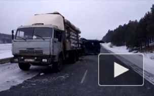 В Иркутской области погибли 4 человека в ДТП маршрутки и лесовозом