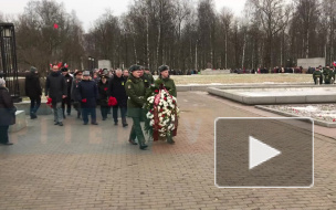 В День снятия блокады Ленинграда на Серафимовском кладбище возложили цветы 