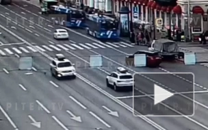 Момент аварии в центре Петербурга попал на камеры видеонаблюдения