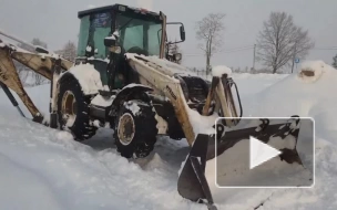 Видеофакт: в Ленобласти заметили парящий в воздухе снегоуборочный трактор 
