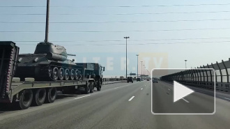 Петербург "покраснел" из-за проезда военной техники на репетицию парада на Дворцовой