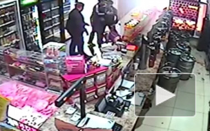 Жесткое видео из Екатеринбурга: неизвестные зверски избили продавца