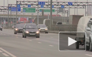 На улице Рубинштейна возникла пробка из-за автобуса, который застрял между "театральными" грузовиками