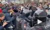 Протестующие напали на двух полицейских на акции в Москве