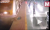 Видео: в Индии женщина попала под поезд метро пока справляла нужду на рельсах 