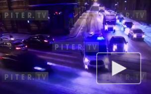 Видео: BMW столкнулся со скорой и отлетел в дом на Каменноостровском 