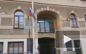 Здание на Набережной реки Мойки украсили флагами России