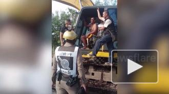 Обиженный экскаваторщик разгромил ковшом чужие машины в знак протеста