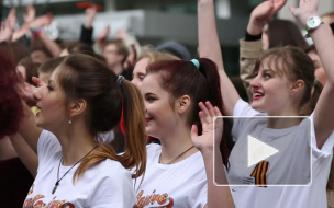 В аэропорту Пулково в честь Георгиевской ленточки станцевали, спели и выстроили слово "Победа"