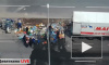Видео: еда и напитки выпали из фургона на проезжую часть Петровского бульвара