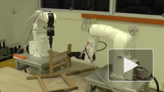 "Вместе веселее": Два сингапурских робота дружно собирают мебель из IKEA