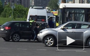 В ДТП на Богатырском пострадали три пассажира автобуса. Аварию спровоцировала девушка на Audi