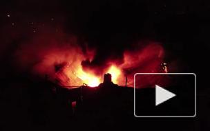 В Нижнем Новгороде потушили крупный пожар в ангаре с макулатурой