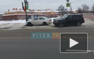 У Петропавловской крепости Skoda въехала в светофор 