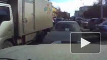 Кармическое видео из Красноярска: нарушителю на встречке грузовик снес дверь