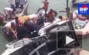 СМИ: в Индии девять человек погибли при падении автомобиля в реку Ганг