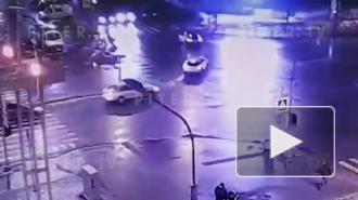 Три легковых автомобиля "встретились" на перекрестке в Колпино. Один вылетел на тротуар