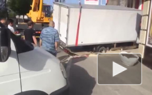 В Ростове служебный грузовик ГУФСИН провалился в яму