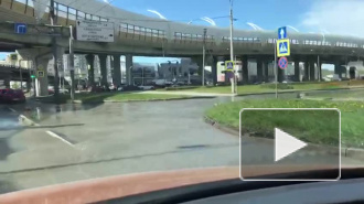 Видео: перекресток Савушкина и Планерной залило мутной водой