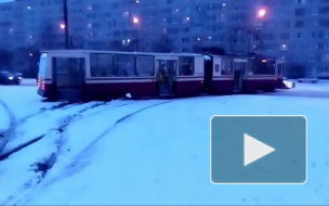 Видео: в Петербурге трамвай сошел с рельсов из-за снегопада