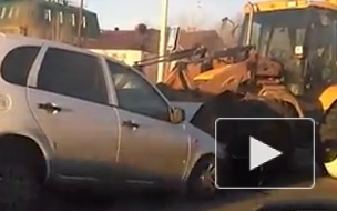 Видео: в Казани трактор проткнул ковшом "Ладу" на полной скорости