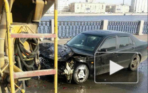 На Синопской набережной горящая машина с пьяным водителем собрала пробку