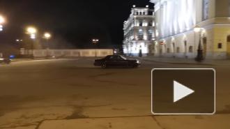 Видео: дрифтеры устроили ночной заезд у Александринского театра