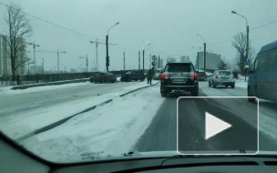 Видео: на Октябрьской набережной "Хендай" смял "Киа", есть пострадавшие 