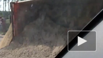 На Мурманском шоссе перевернулся самосвал с песком