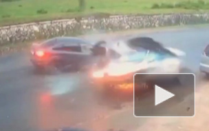 Жесткое видео из Абхазии: трассу не поделили две легковушки